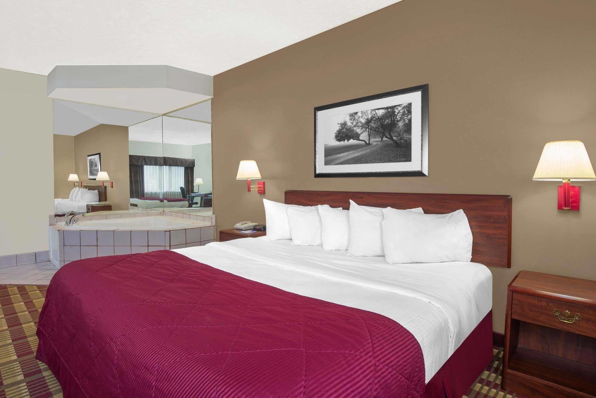 Baymont By Wyndham Boston Heights/Hudson Hotell Exteriör bild
