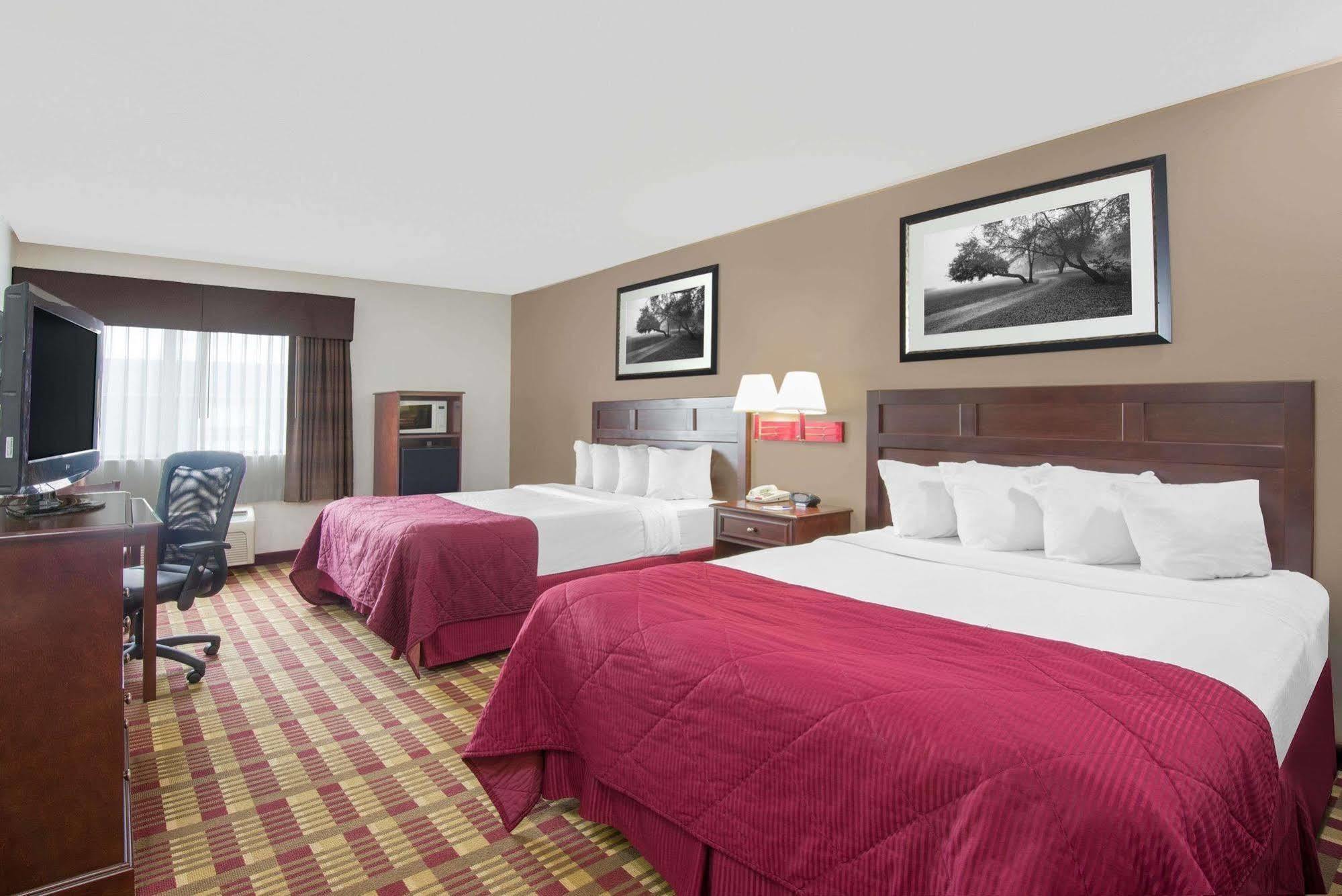 Baymont By Wyndham Boston Heights/Hudson Hotell Exteriör bild