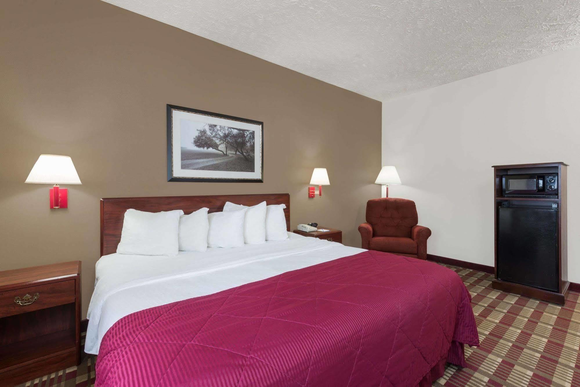 Baymont By Wyndham Boston Heights/Hudson Hotell Exteriör bild